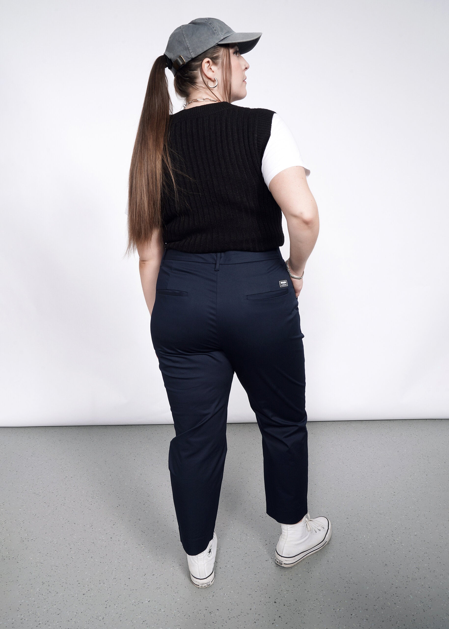 The Essential Slim Crop Pant in Navy